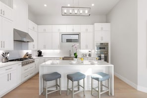 Fridge, microwave, oven, stovetop - 560 Perfectly Situated · Walk 2 Beaches & The Ritz (Naples)