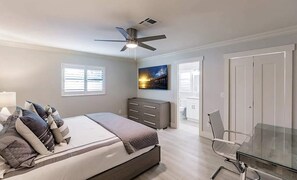 4 slaapkamers, een bureau, een strijkplank/strijkijzer, reisbedje