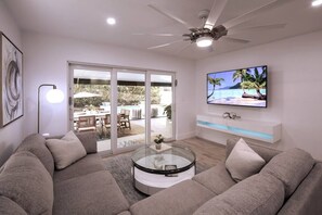 テレビ、書庫、書斎 / ワークスペース