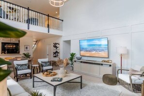 Télévision, livres, espaces bureaux