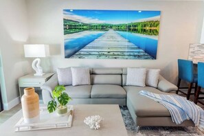 TV, books - 5331 Aqua Haven - Waterfall Pool (Naples)