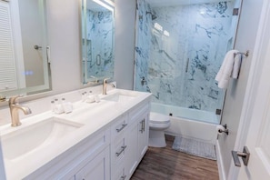Shower, hair dryer - 5331 Aqua Haven - Waterfall Pool (Naples)