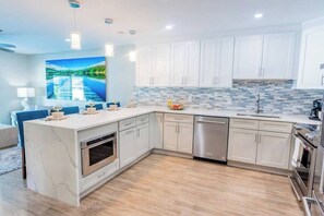 Fridge, microwave, oven, stovetop - 5331 Aqua Haven - Waterfall Pool (Naples)