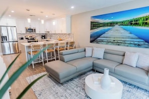 TV, books - 5332 Aqua Haven - Waterfall Pool (Naples)