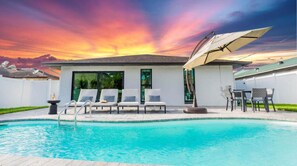 Pool - 538 Chic Tiki Cottage · Saltwater Pool· Walk2Beach (Naples)