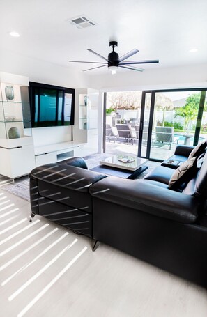 TV, books, offices - 538 Chic Tiki Cottage · Saltwater Pool· Walk2Beach (Naples)