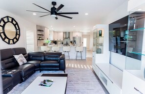 TV, books, offices - 538 Chic Tiki Cottage · Saltwater Pool· Walk2Beach (Naples)