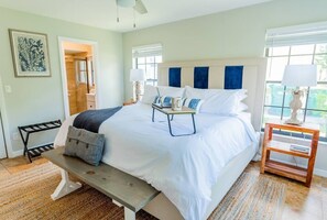 4 bedrooms, desk, iron/ironing board, travel cot - 798 Barefoot Bungalow ·Heated Pool/Spa· Bike2Beach (Naples)