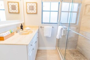 Dusche, Haartrockner, Handtücher, Seife