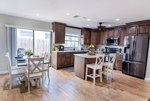 Fridge, microwave, oven, stovetop - 798 Barefoot Bungalow ·Heated Pool/Spa· Bike2Beach (Naples)