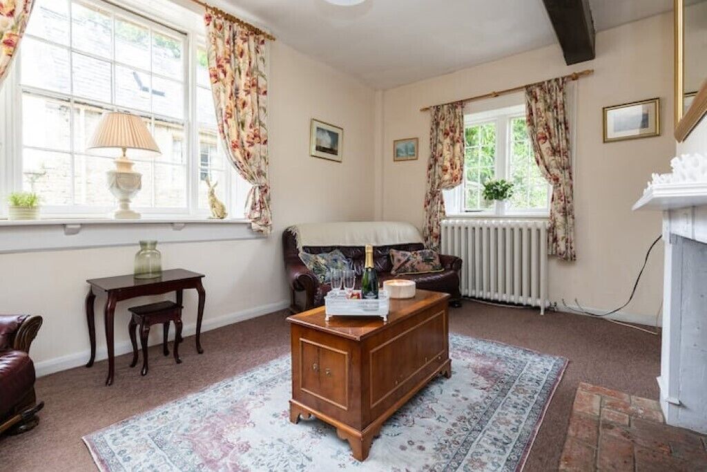 Smart TV, fireplace, DVD player, stereo