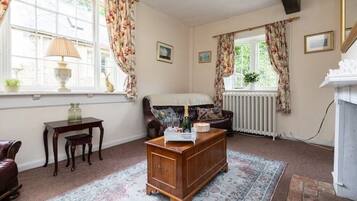 Smart TV, fireplace, DVD player, stereo