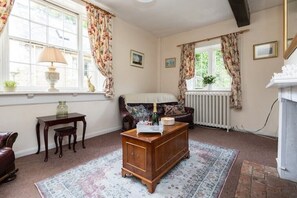 智能電視、壁爐、DVD 播放機、音響