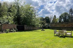 Outdoor dining - Garden Cottage, Orchardleigh Estate (Frome)