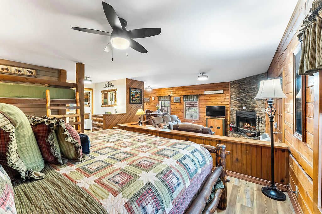 Desk, iron/ironing board, WiFi, bed sheets