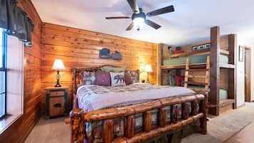 Een strijkplank/strijkijzer, wifi, beddengoed