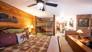 Een strijkplank/strijkijzer, wifi, beddengoed