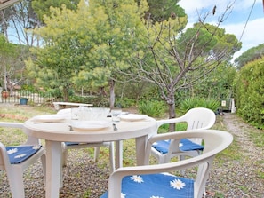 Outdoor dining - Simple apartment located in Llafranc. (Llafranc)