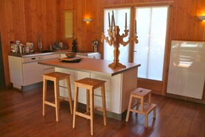 Fridge, oven, stovetop, dishwasher - Fantastic chalet with a wonderful garden and relaxing terraces (Lège-Cap-Ferret)