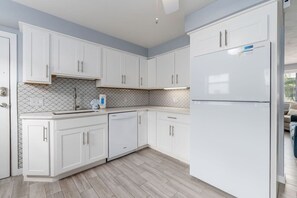 Kylskåp, mikrovågsugn, ugn och spishäll