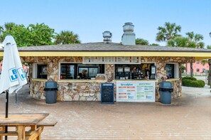 Outdoor dining - Friendly Native Retreat: 2BD|1BR| Walk to Beach! (St. Pete Beach/Tierra Verde)