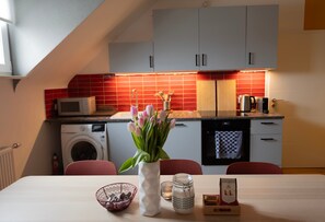 Réfrigérateur, micro-ondes, four, plaque de cuisson