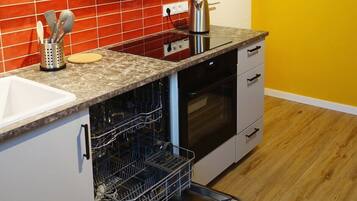 Kühlschrank, Mikrowelle, Ofen, Herdplatte