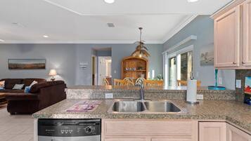 Appartamento, letti multipli, patio, vista giardino (MOON DANCER 5) | Cucina privata | Frigorifero, microonde, forno, piano cottura