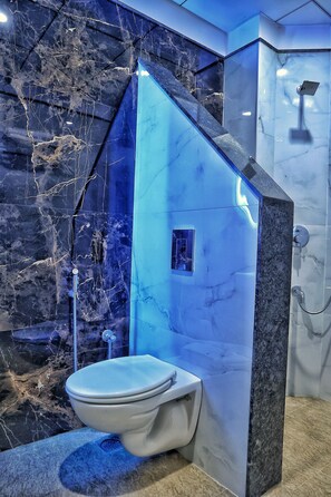 Shower, rainfall showerhead, hair dryer, towels - Hotel Aaryan Comforts (Bengaluru)