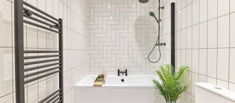 Modern Luxury 2-Bedroom Oasis in Heart of Whitley