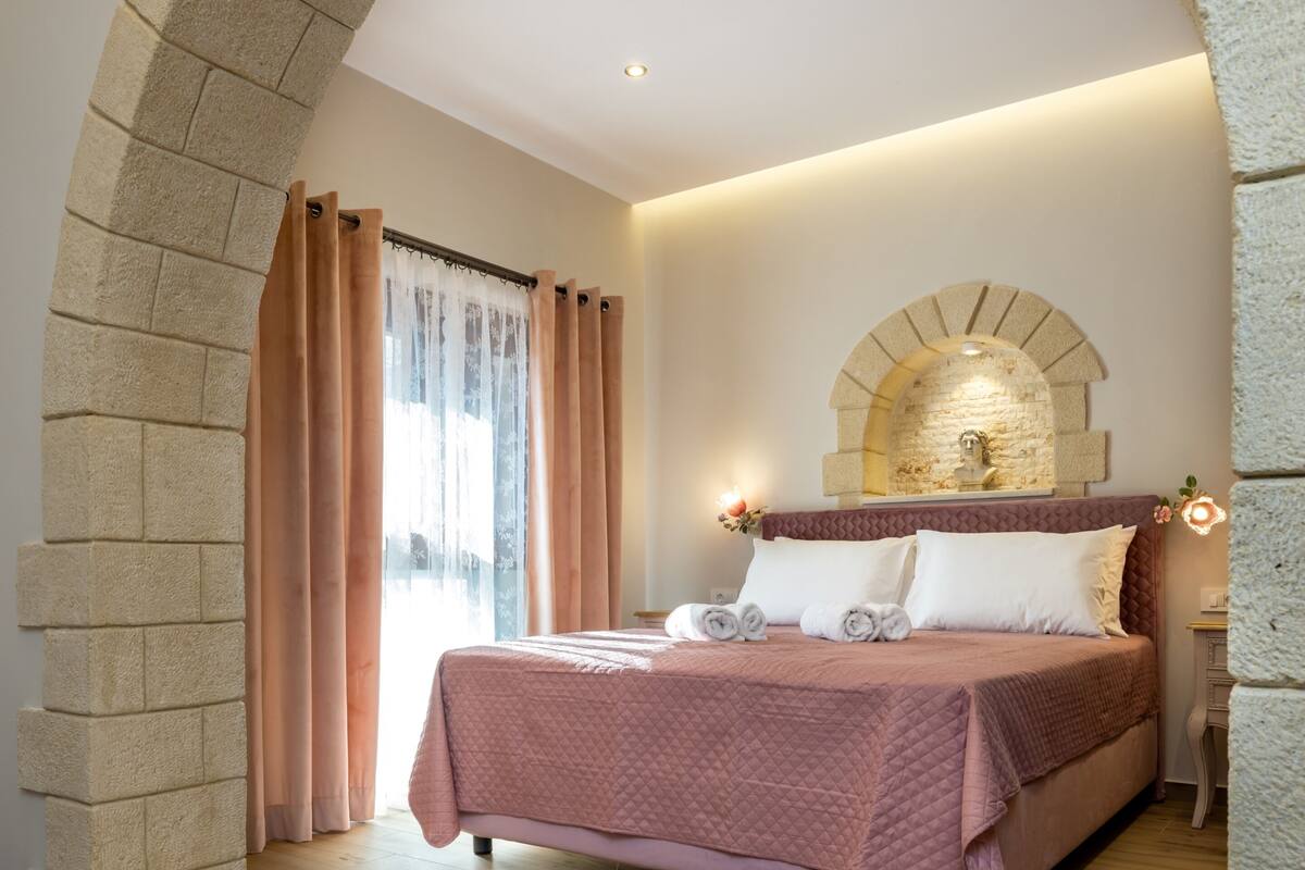 Comfort Studio, 1 King Bed, Private Bathroom | Soundproofing, iron/ironing board, WiFi (free)