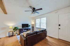 House (3 Bedrooms) | Interior - Cozy North Carolina Retreat Near Fishing & Boating (Washington)