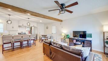 House (3 Bedrooms) | Interior