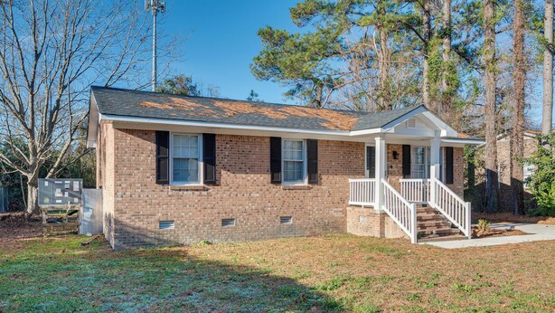 A single-story brick house with a front porch and a staircase leading to the entrance. - Cozy North Carolina Retreat Near Fishing & Boating (Washington)
