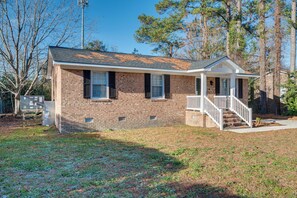 A single-story brick house with a front porch and a staircase leading to the entrance. - Cozy North Carolina Retreat Near Fishing & Boating (Washington)