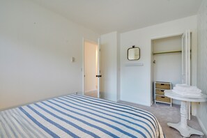 Apartment (3 Bedrooms) | Interior - Lakefront Dewittville Condo With Private Deck! (Dewittville)