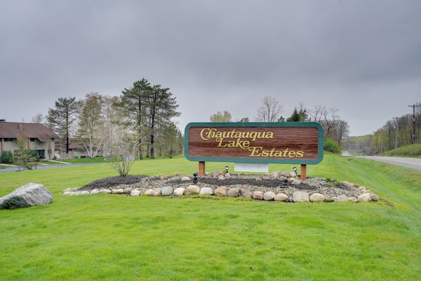 Apartment (3 Bedrooms) | Interior - Lakefront Dewittville Condo With Private Deck! (Dewittville)