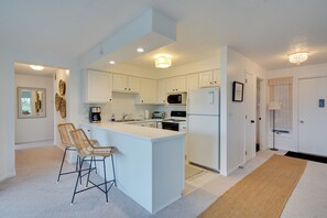 Apartment (3 Bedrooms) | Interior - Lakefront Dewittville Condo With Private Deck! (Dewittville)