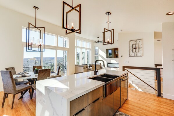 House (3 Bedrooms) | Interior - Hot Tub & Panoramic Mtn Views: Pine Retreat! (Pine)