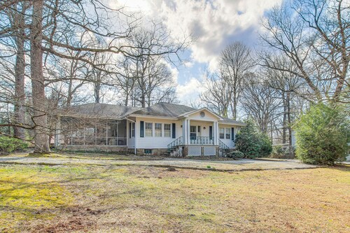 Central & Ornate Sewanee Home w/ Screened-in Porch