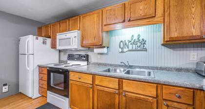 Clear Lake Vacation Rental: Walk to City Beach!