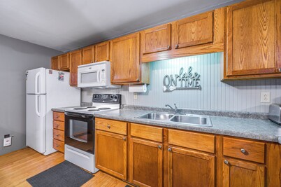 Clear Lake Vacation Rental: Walk to City Beach!