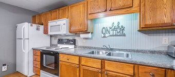 Clear Lake Vacation Rental: Walk to City Beach!