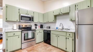 Microwave, oven, kompor, dan mesin pencuci piring