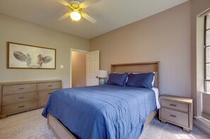 House (3 Bedrooms) | Interior - Grills & Boat Dock: Comfy Cove on Lake Conroe (Montgomery)