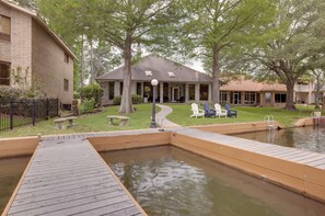 Interior - Grills & Boat Dock: Comfy Cove on Lake Conroe (Montgomery)