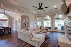 Interior - Grills & Boat Dock: Comfy Cove on Lake Conroe (Montgomery)