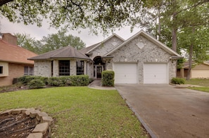 House (3 Bedrooms) | Interior - Grills & Boat Dock: Comfy Cove on Lake Conroe (Montgomery)