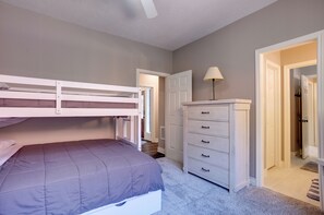 Interior - Grills & Boat Dock: Comfy Cove on Lake Conroe (Montgomery)