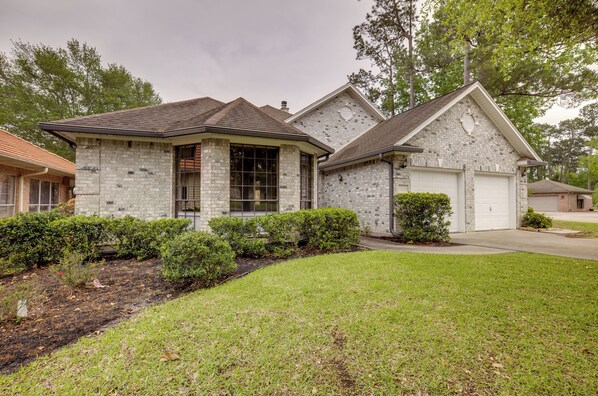 Interior - Grills & Boat Dock: Comfy Cove on Lake Conroe (Montgomery)